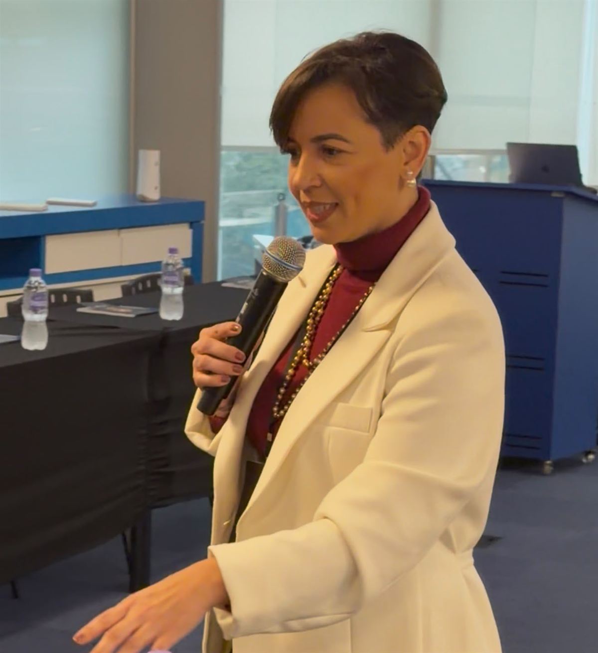 Andreza Frontelmo em palestra