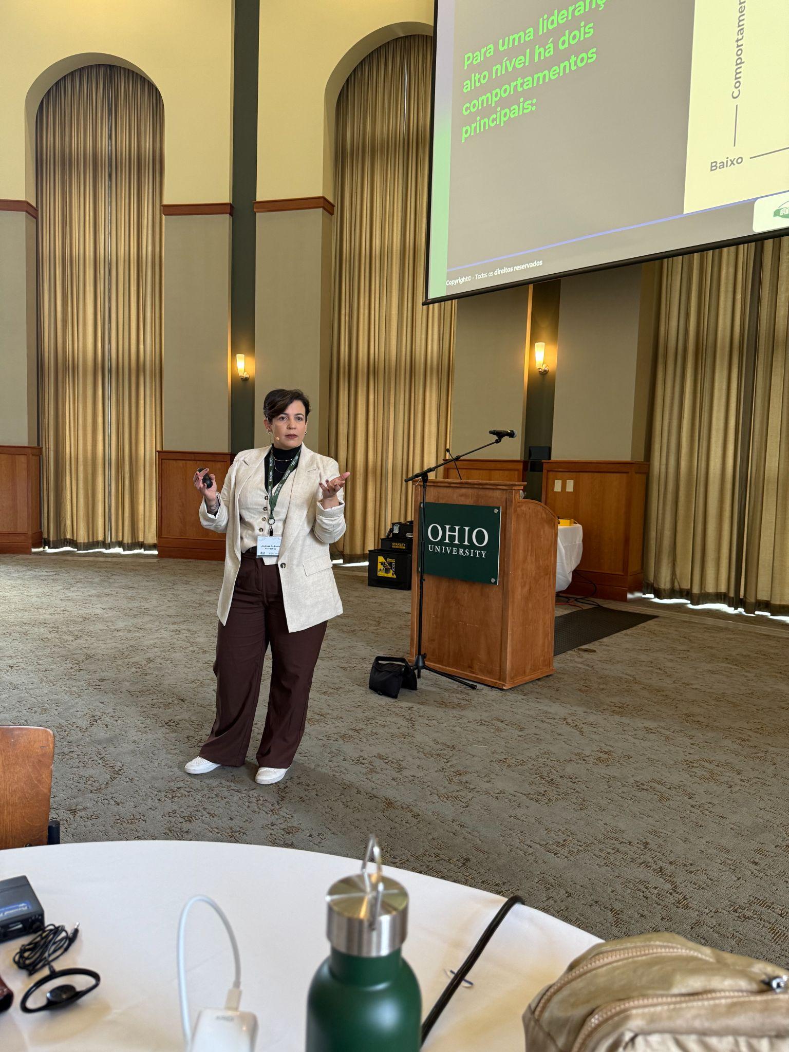 Andreza Frontelmo conduzindo aula na Ohio University