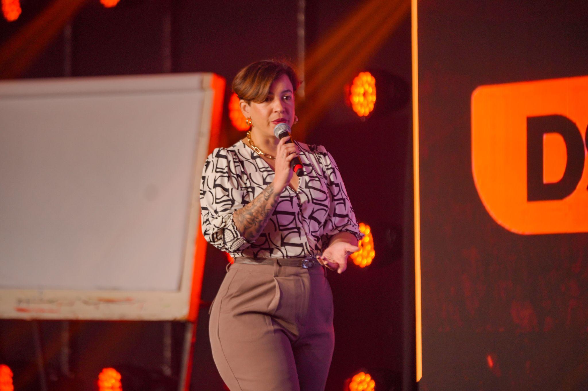 Andreza no palco de evento corporativo